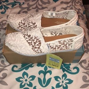 TOMS // White Lace Leaves